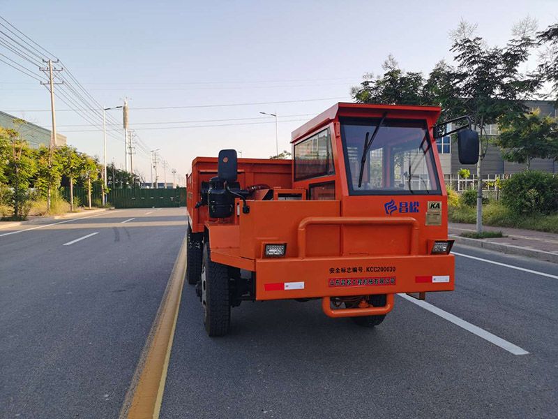 12噸四驅(qū)礦用運(yùn)輸車(chē)
